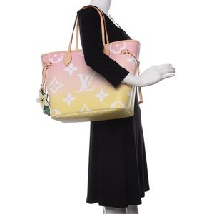 Louis Vuitton neverfull by the pool